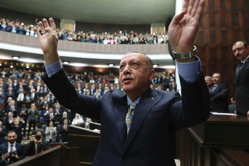 Gefeiert von seiner Fraktion im Parlament: Der türkische Staatschef Recep Tayyip Erdogan nutzt den Tod Khashoggis für seinen Ringen mit Riad aus.