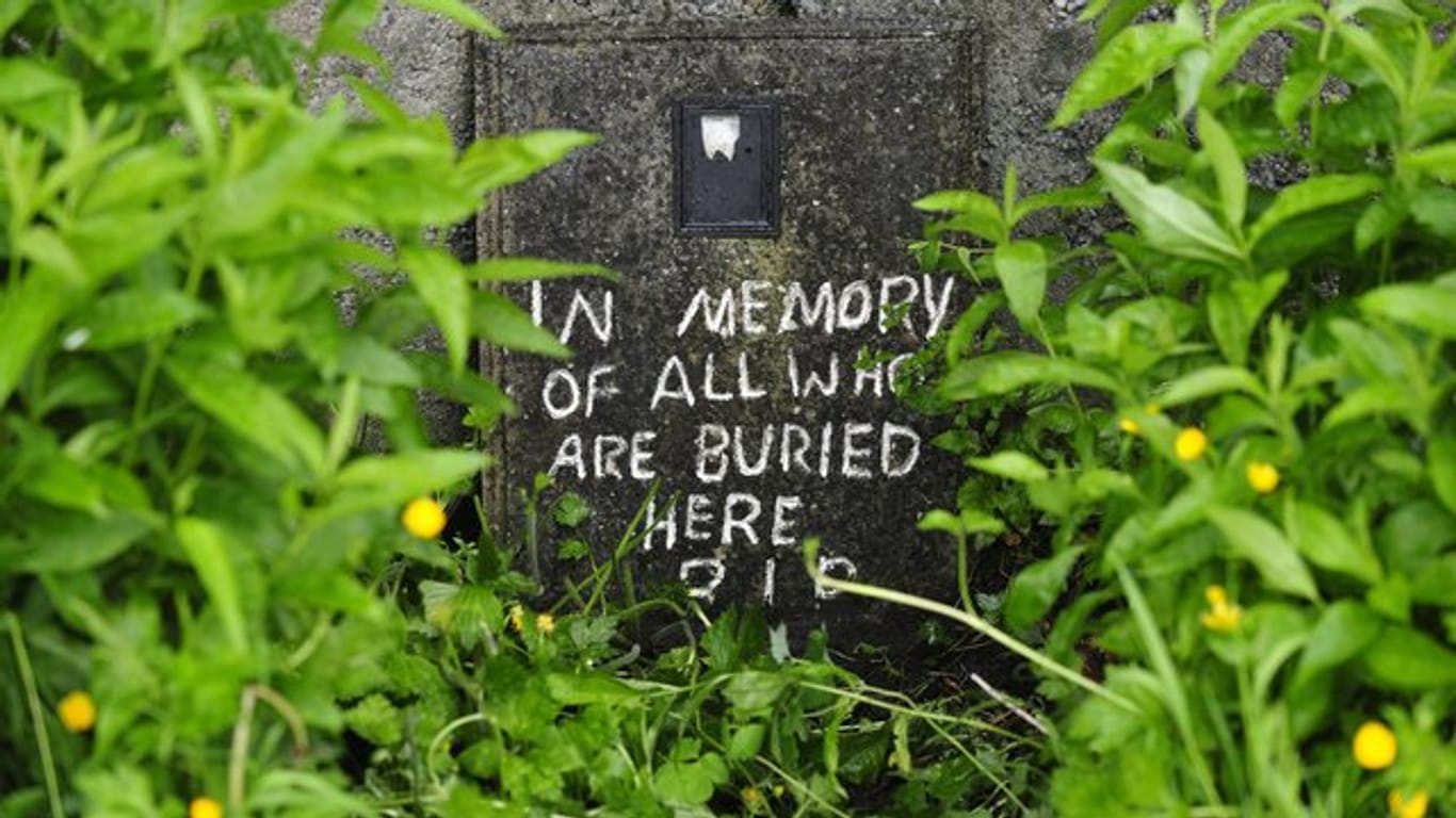 Eine Inschrift zum Gedenken an die auf dem Gelände in Tuam begrabenen Kinder.