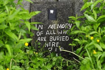Eine Inschrift zum Gedenken an die auf dem Gelände in Tuam begrabenen Kinder.