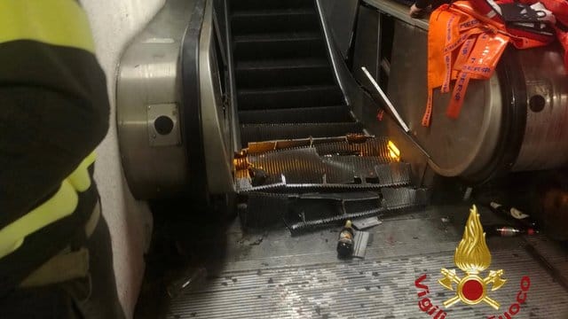 Trümmer der eingestürzten Rolltreppe liegen auf den unteren Stufen im Zentrum von Rom. Trümmer der eingestürzten Rolltreppe liegen auf den unteren Stufen im Zentrum von Rom.