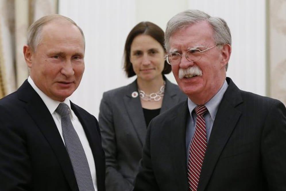 Kremlchef Wladimir Putin (L) empfängt den nationalen Sicherheitsberater der USA, John Bolton.