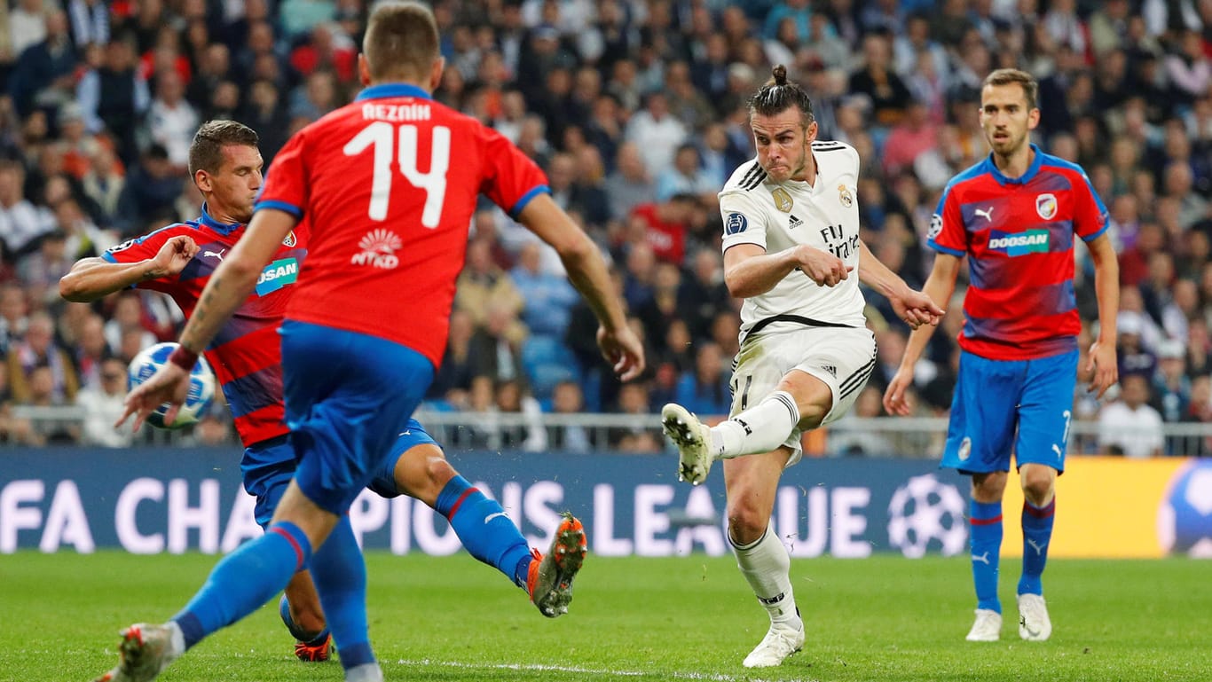 Kaum Durchkommen: Reals Bale (r.) zieht gegen Pilsens Abwehr ab.