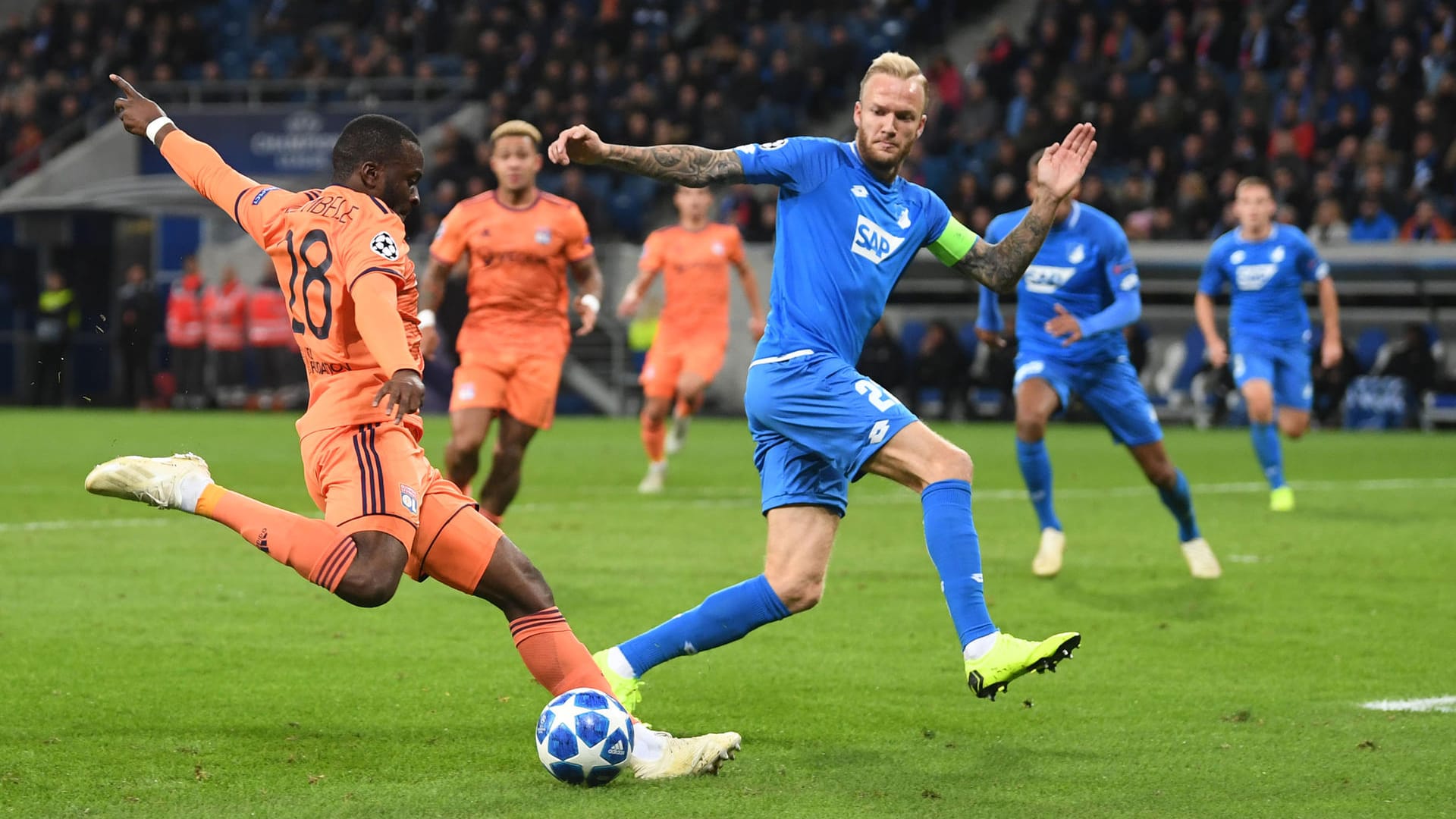 Lyons Tanguy Ndombele (l) schießt das Tor zum 2:2 gegen Hoffenheims Kevin Vogt.