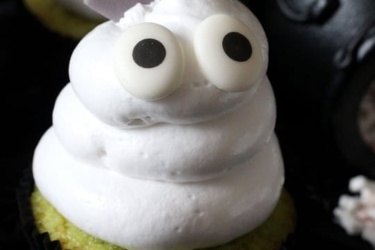 Gruselig, aber lecker: Leicht saure Cupcakes, die mit einem Geister-Frosting verziert werden.