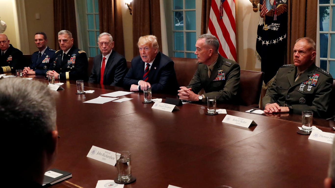 US-Präsident Donald Trump auf einer Sitzung mit militärischen Führern im Weißen haus: Aus Sicht von Trump ist die Tötung Khashoggis durch Saudi-Arabien dilettantisch verschleiert worden.