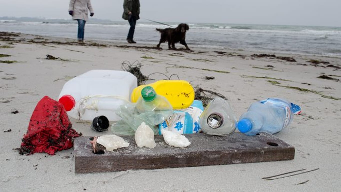 Gesammelter Müll an einem Strand der Ostsee.