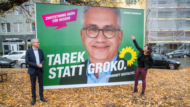 Annalena Baerbock, Bundesvorsitzende von Bündnis 90/Die Grünen, und Tarek Al-Wazir, Grünen-Spitzenkandidat in Hessen, vor einem Wahlplakat ihrer Partei.
