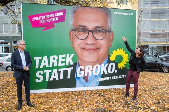 Annalena Baerbock, Bundesvorsitzende von Bündnis 90/Die Grünen, und Tarek Al-Wazir, Grünen-Spitzenkandidat in Hessen, vor einem Wahlplakat ihrer Partei.