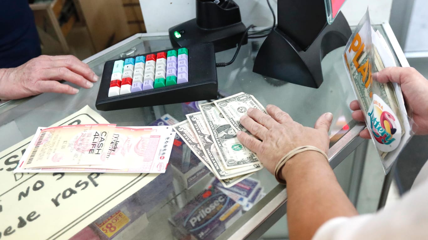 USA, Hialeah: Ein Kunde kauft Lotterielose. Lotteriespieler in den USA haben die Chance, einen Jackpot von 1,6 Milliarden Dollar zu gewinnen.
