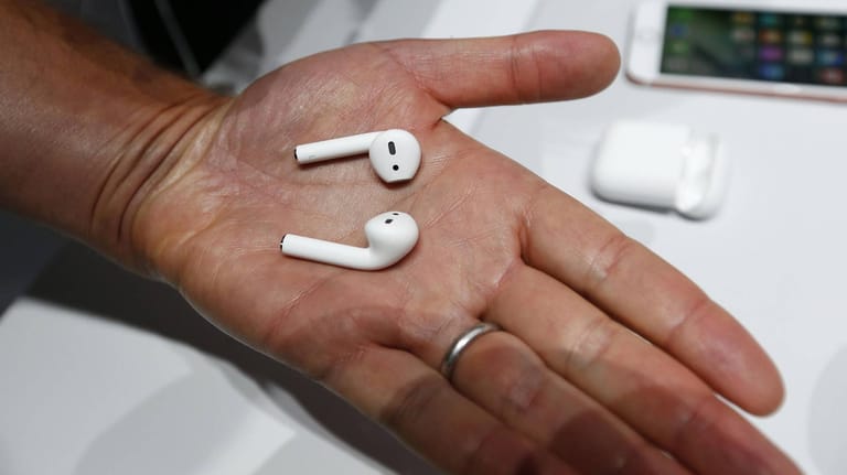 Auf einer Handfläche liegt ein Paar der kabellosen In-Ear-Kopfhörer von Apple: Laut Stiftung Warentest zählen die Airpods zu den besten kabellosen In-Ear-Kopfhöreren auf dem Markt.