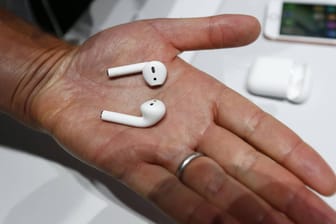 Auf einer Handfläche liegt ein Paar der kabellosen In-Ear-Kopfhörer von Apple: Laut Stiftung Warentest zählen die Airpods zu den besten kabellosen In-Ear-Kopfhöreren auf dem Markt.