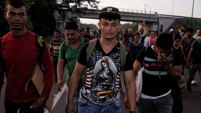 Tausende Migranten haben sich beim Marsch Richtung US-Grenze zusammengeschlossen. Tausende Migranten haben sich beim Marsch Richtung US-Grenze zusammengeschlossen.