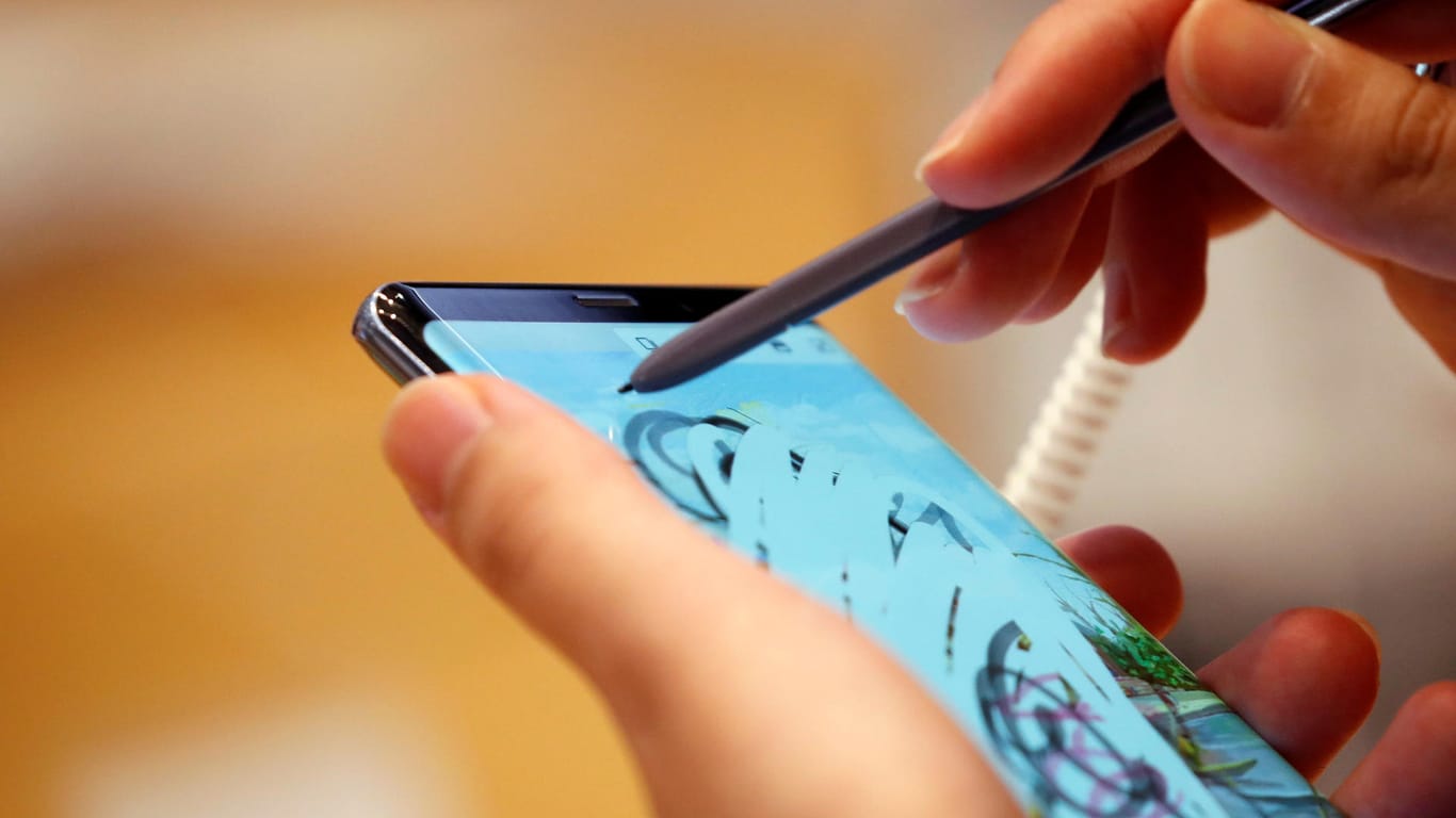 Eine Frau bedient ein Samsung Galaxy Note 9 mit dem S-Pen: Auf dem Display des neuen Topmodells von Samsung kann man mit dem Stift zeichnen, malen und Notizen hinterlassen.