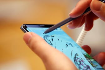 Eine Frau bedient ein Samsung Galaxy Note 9 mit dem S-Pen: Auf dem Display des neuen Topmodells von Samsung kann man mit dem Stift zeichnen, malen und Notizen hinterlassen.