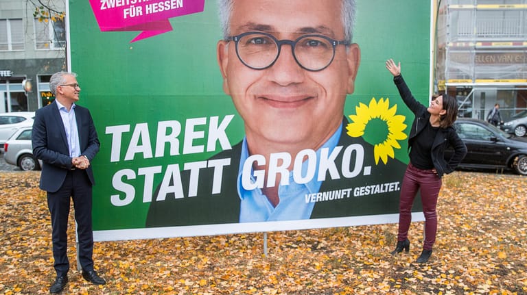 Annalena Baerbock, Bundesvorsitzende von Bündnis 90/Die Grünen, und Tarek Al-Wazir stehen vor einem Wahlplakat: Sollten die Grünen bei der Landtagswahl zweitstärkste Kraft werden, könnte Al-Wazir sogar hessischer Ministerpräsident werden.
