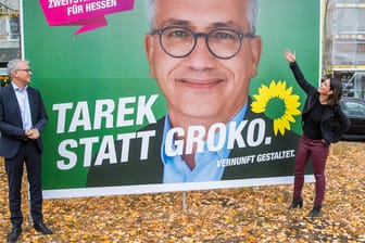 Annalena Baerbock, Bundesvorsitzende von Bündnis 90/Die Grünen, und Tarek Al-Wazir stehen vor einem Wahlplakat: Sollten die Grünen bei der Landtagswahl zweitstärkste Kraft werden, könnte Al-Wazir sogar hessischer Ministerpräsident werden.