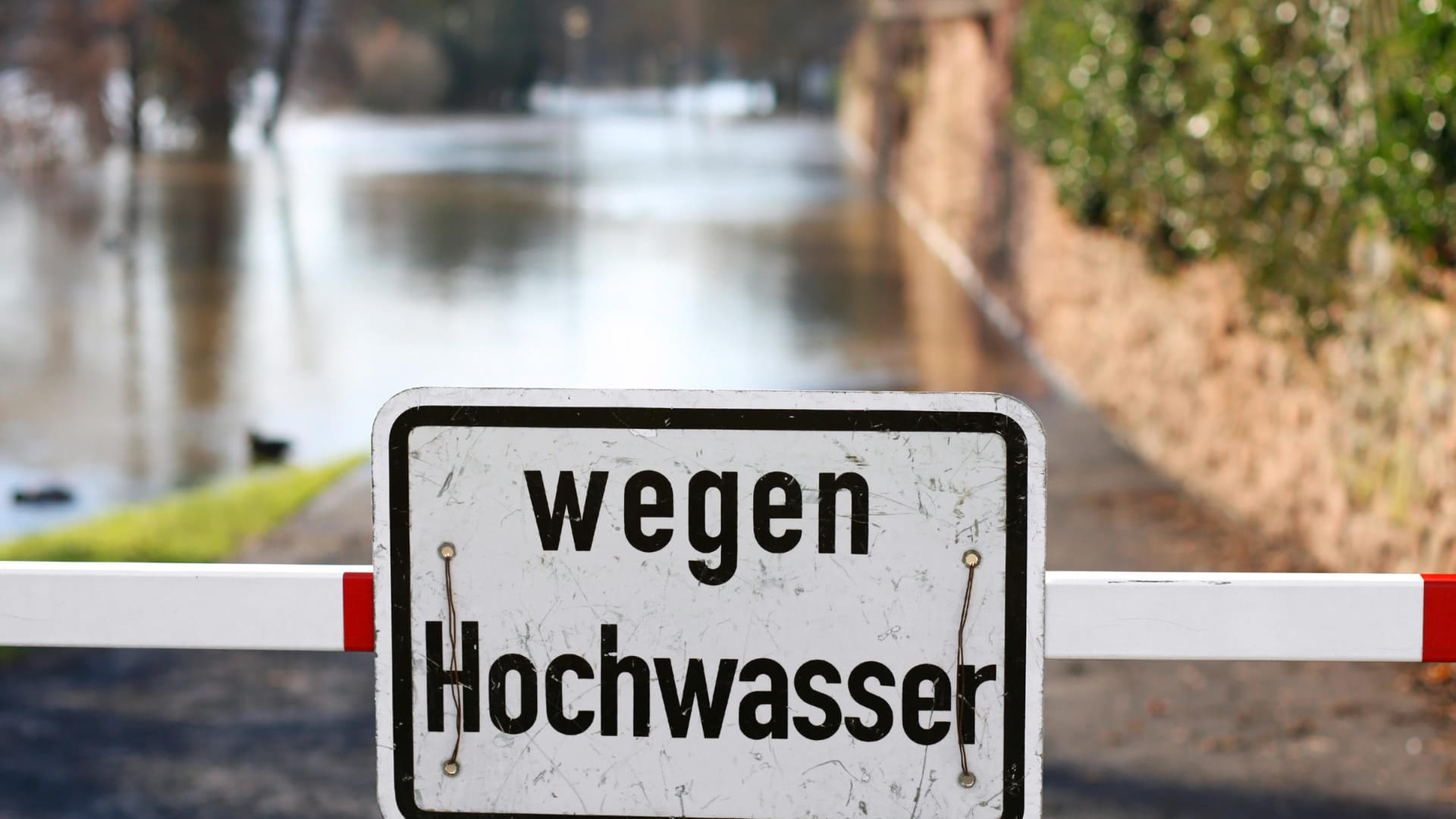 Sperrung wegen Hochwasser