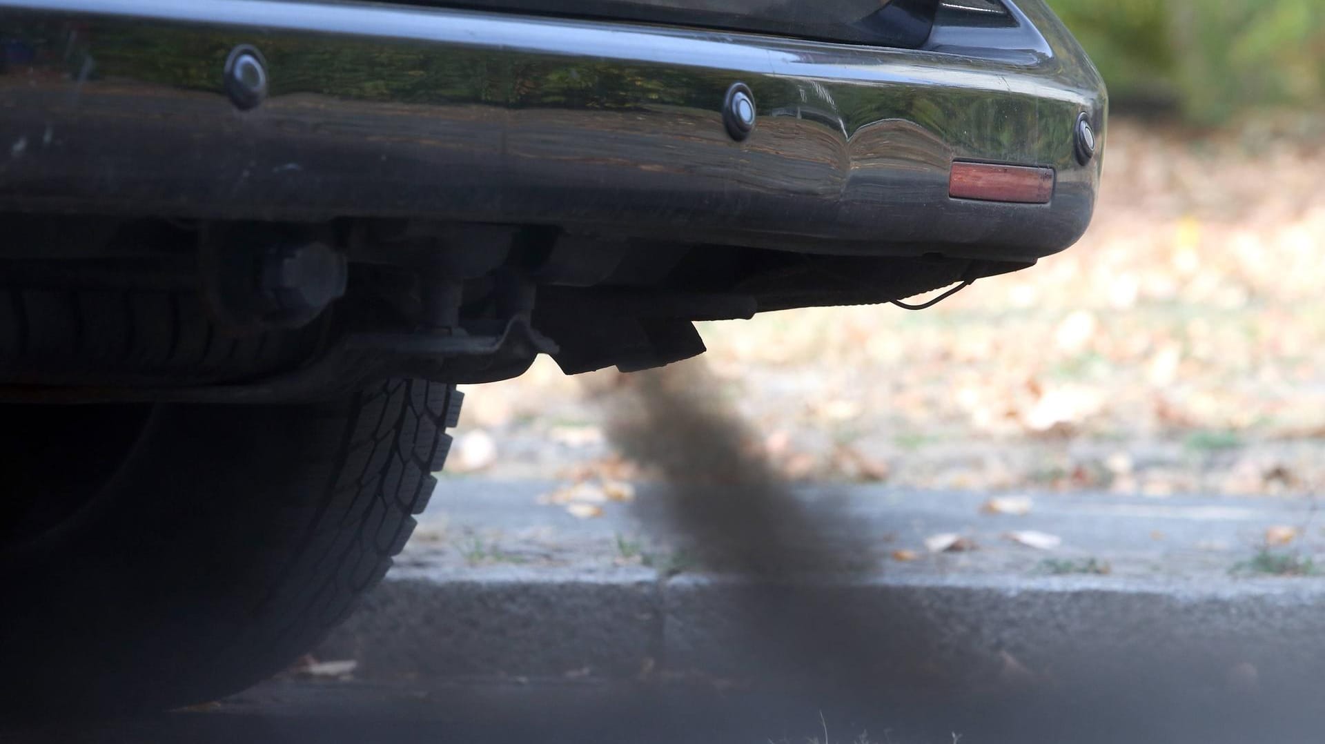 Rauchender Auspuff: In verschiedenen Städten gibt es bereits Fahrverbote für unsaubere Diesel-Autos.