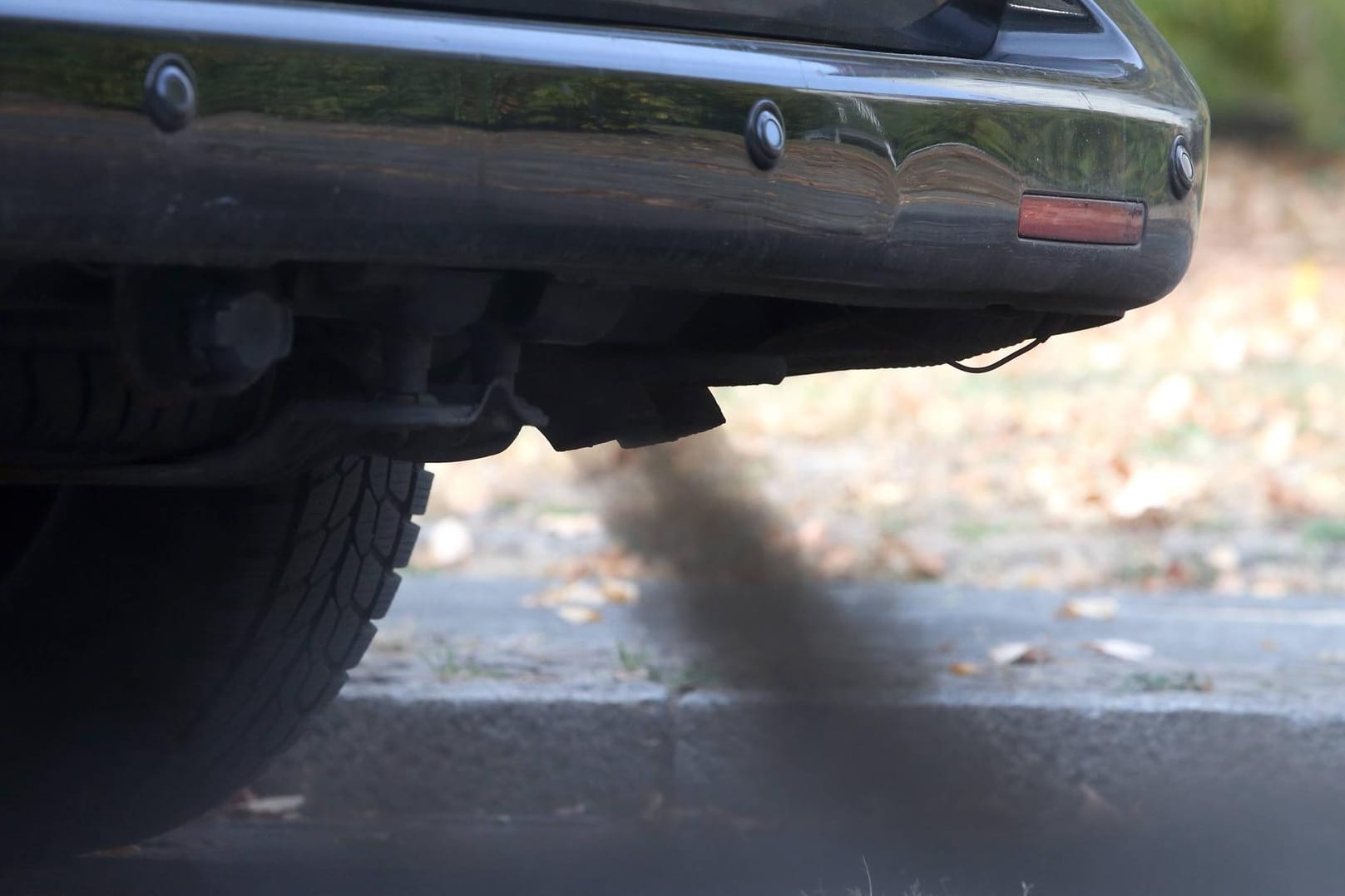Rauchender Auspuff: In verschiedenen Städten gibt es bereits Fahrverbote für unsaubere Diesel-Autos.