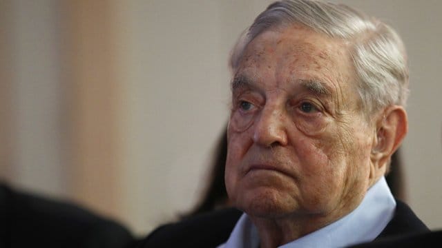 Der 1930 in Ungarn geborene Holocaust-Überlebende Soros ist Gründer und Vorsitzender der Stiftungsgruppe Open Society Funds. Der 1930 in Ungarn geborene Holocaust-Überlebende Soros ist Gründer und Vorsitzender der Stiftungsgruppe Open Society Funds.