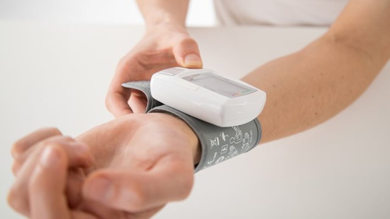 Blutdruckmessgerät: Wer seinen Blutdruck am Handgelenk misst, muss darauf achten, dass sich das Gerät dabei auf Höhe des Herzens befindet.
