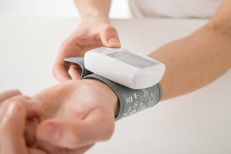 Blutdruckmessgerät: Wer seinen Blutdruck am Handgelenk misst, muss darauf achten, dass sich das Gerät dabei auf Höhe des Herzens befindet.