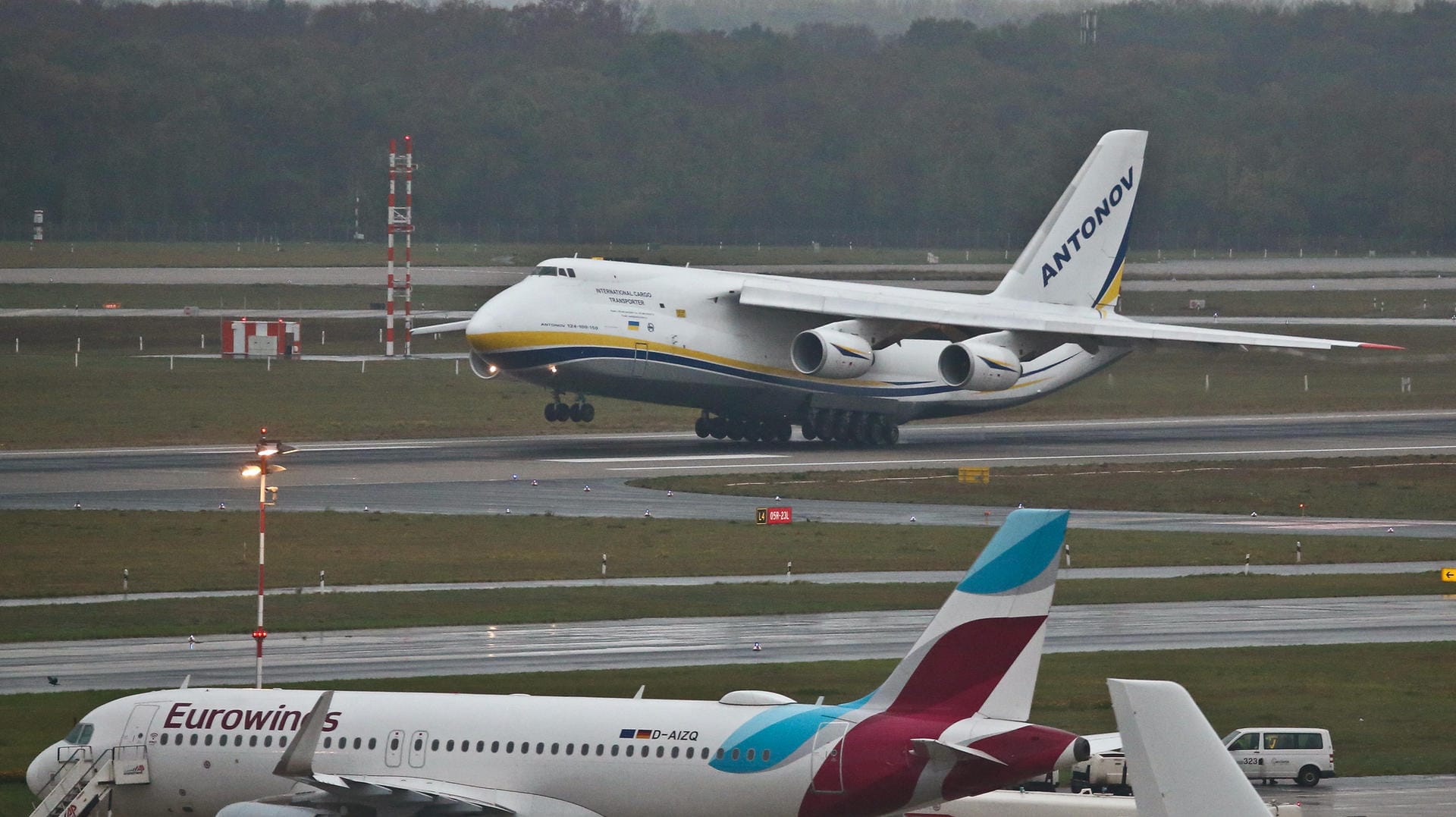 Antonov Transport-Flugzeug gelandet: Die Ankunft der 300 Tonnen schweren Maschine mit einer Spannweite von mehr als 73 Metern hatte sich immer wieder verzögert. Antonov Transport-Flugzeug gelandet: Die Ankunft der 300 Tonnen schweren Maschine mit einer Spannweite von mehr als 73 Metern hatte sich immer wieder verzögert.