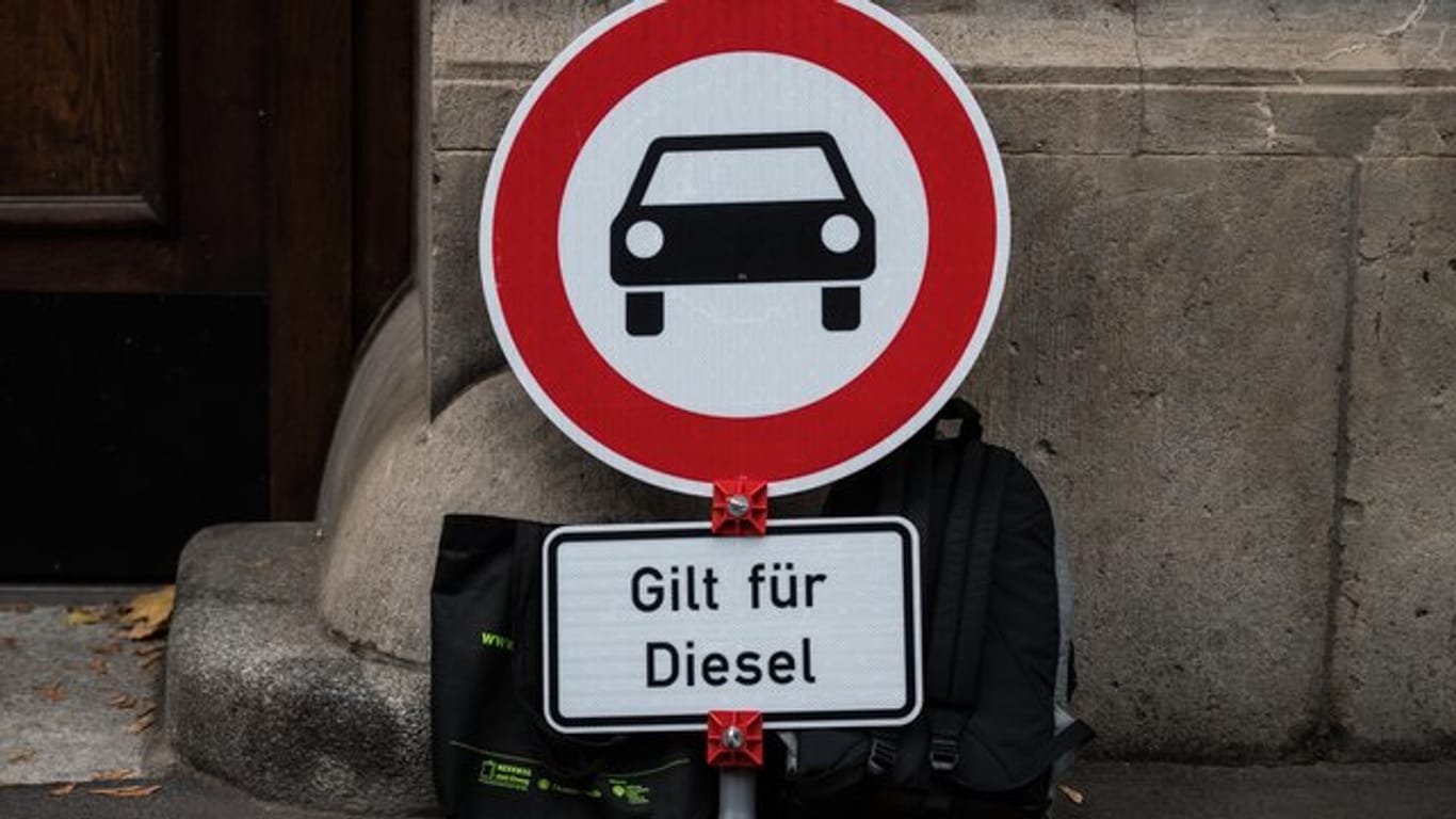 Ein Verkehrsschild "Verbot für Kraftfahrzeuge" mit dem Zusatz "Gilt für Diesel" vor dem Verwaltungsgericht Mainz.