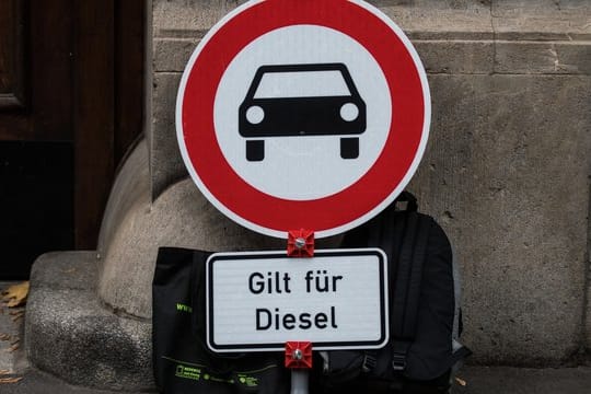 Ein Verkehrsschild "Verbot für Kraftfahrzeuge" mit dem Zusatz "Gilt für Diesel" vor dem Verwaltungsgericht Mainz.
