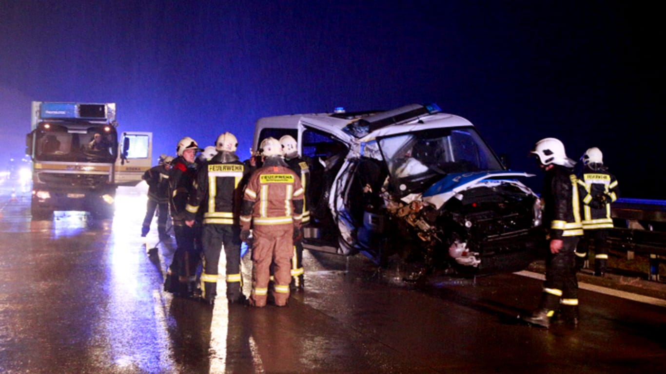 Feuerwehrleute stehen am Unfallort: Nach einem Unfall war die A12 in Richtung Berlin kurzzeitig gesperrt.