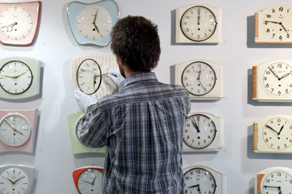 Verschiedene Küchenuhren im Deutschen Uhrenmuseum in Furtwangen.