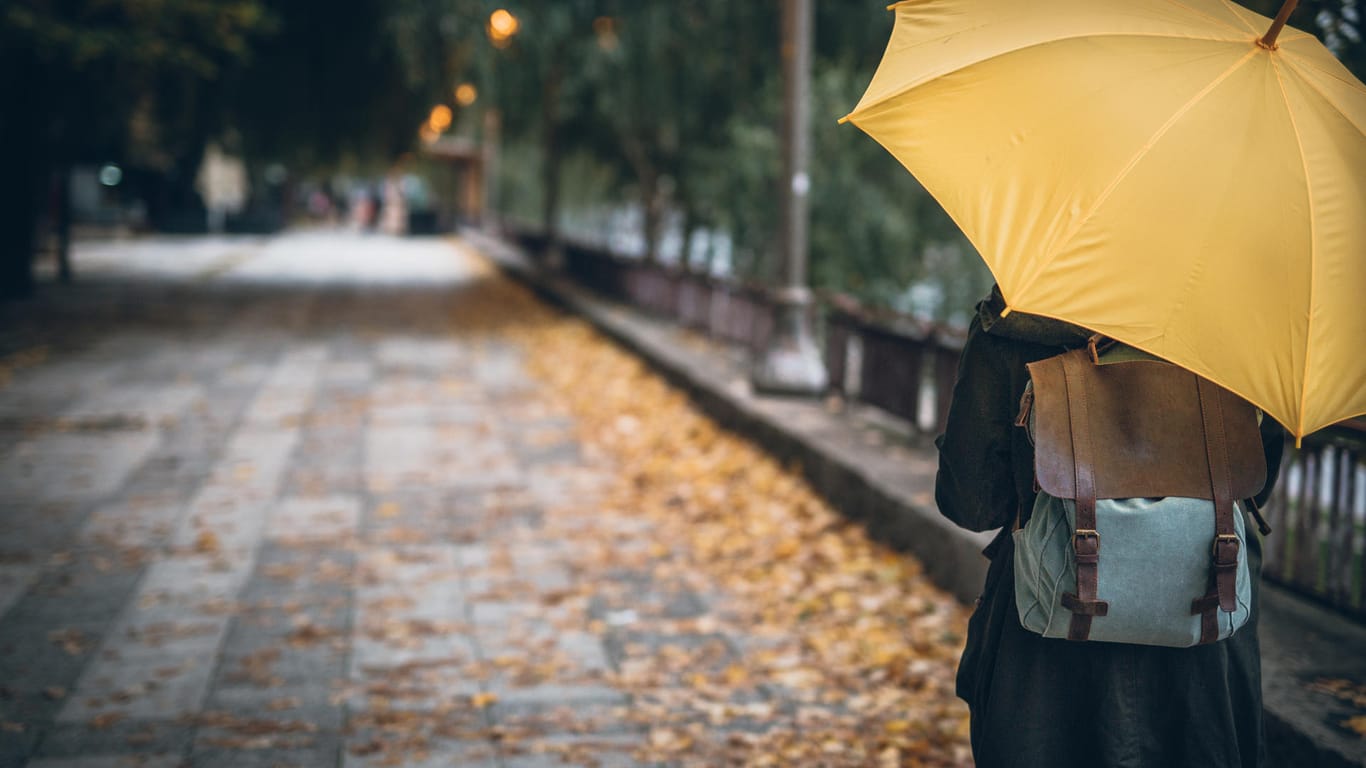 Frau mit Regenschirm: Jeder Zweite leidet im Herbst unter Stimmungsschwankungen.