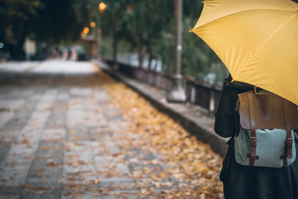 Frau mit Regenschirm: Jeder Zweite leidet im Herbst unter Stimmungsschwankungen.