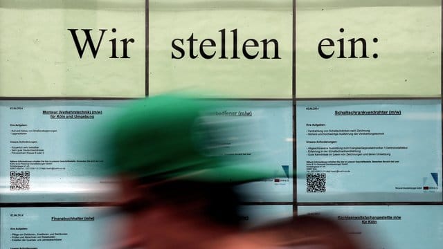 Stellenanzeigen im Fenster einer Zeitarbeitsfirma.