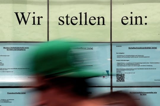 Stellenanzeigen im Fenster einer Zeitarbeitsfirma.