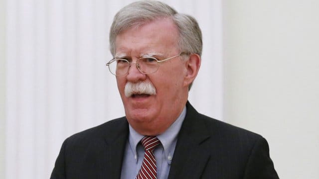 John Bolton, Nationaler Sicherheitsberater der USA, auf dem Weg zu einem Treffen mit Wladimir Putin. John Bolton, Nationaler Sicherheitsberater der USA, auf dem Weg zu einem Treffen mit Wladimir Putin.