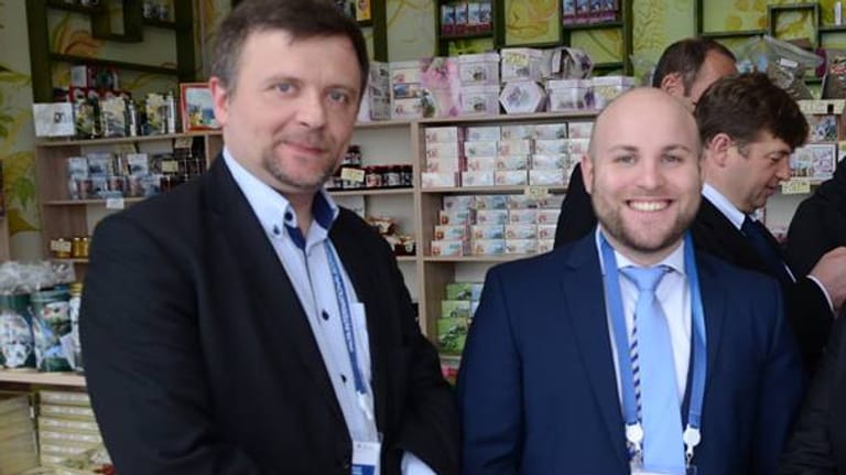 Mateusz Piskorski (l.) mit dem heutigen Bundestagsabgeordneten Markus Frohnmaier: Kurz nach der gemeinsamen Vereinsgründung in Berlin posierten sie auf der von Russland annektierten Krim 2016 für ein Foto.