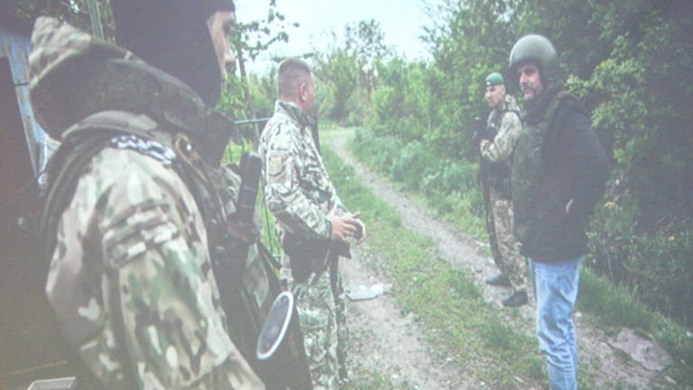 Manuel Ochsenreiter mit Rebellen in der Ostukraine: Der AfD-Mitarbeiter pflegt beste Kontakte zu einem Spionageverdächtigen – außerdem steht er selbst unter Verdacht.