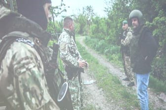 Manuel Ochsenreiter mit Rebellen in der Ostukraine: Der AfD-Mitarbeiter pflegt beste Kontakte zu einem Spionageverdächtigen – außerdem steht er selbst unter Verdacht.