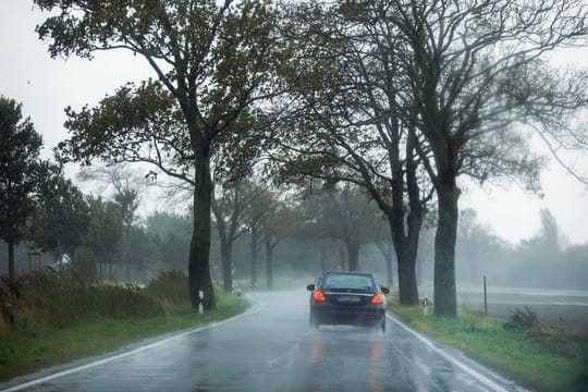 Stürmische Zeiten: Bei starkem Wind sollten Autofahrer ihr Tempo drosseln und bei Böen gefühlvoll gegenlenken.