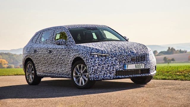 Training im Tarnanzug: Aktuell absolviert der Skoda Scala noch getarnt seine abschließenden Testfahrten.