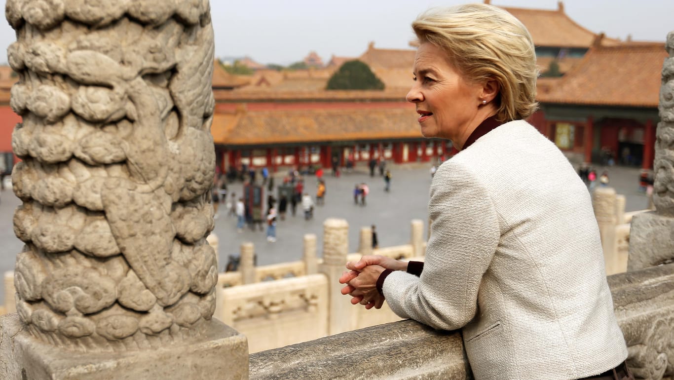 Ursula von der Leyen (CDU) besucht die Verbotene Stadt in China: Ursula von der Leyen: Die Verteidigungsministerin kündigte die Einrichtung einer zentralen Vergabestelle im Ministerium an.