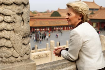 Ursula von der Leyen (CDU) besucht die Verbotene Stadt in China: Ursula von der Leyen: Die Verteidigungsministerin kündigte die Einrichtung einer zentralen Vergabestelle im Ministerium an.