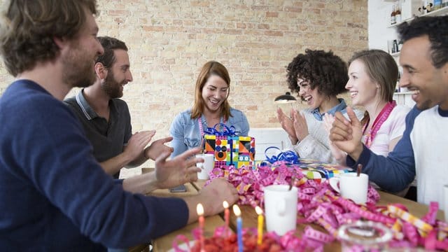 Geld für ein gemeinsames Geschenk sammeln, ohne wochenlang den Scheinen und Münzen anderer hinterherzurennen? Funktioniert - zum Beispiel über spezielle Internetportale. Geld für ein gemeinsames Geschenk sammeln, ohne wochenlang den Scheinen und Münzen anderer hinterherzurennen? Funktioniert - zum Beispiel über spezielle Internetportale.