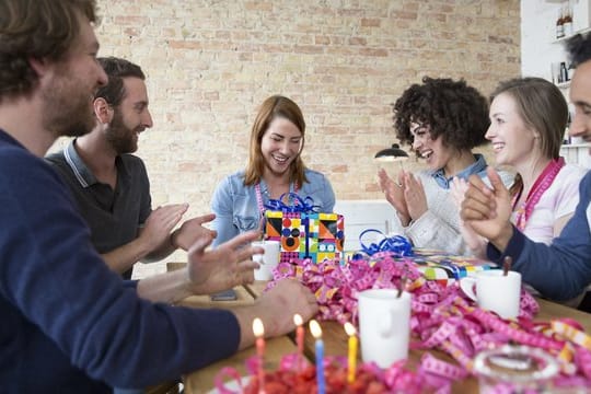 Geld für ein gemeinsames Geschenk sammeln, ohne wochenlang den Scheinen und Münzen anderer hinterherzurennen? Funktioniert - zum Beispiel über spezielle Internetportale. Geld für ein gemeinsames Geschenk sammeln, ohne wochenlang den Scheinen und Münzen anderer hinterherzurennen? Funktioniert - zum Beispiel über spezielle Internetportale.