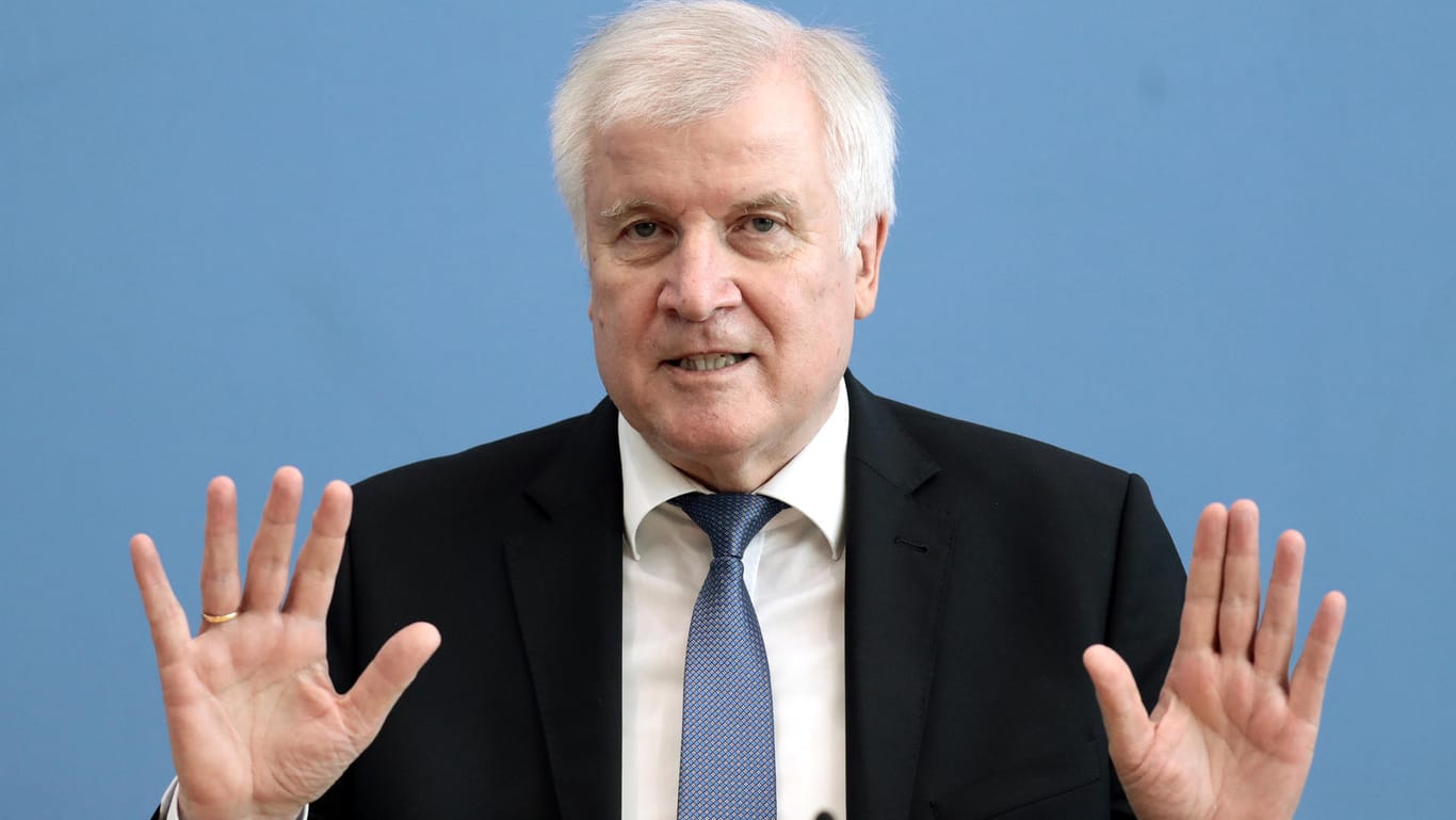 Horst Seehofer, CSU-Vorsitzender und Bundesminister des Innern, spricht auf einer Pressekonferenz: Nach dem schlechten CSU-Wahlergebnis bei der Bayern-Wahl ist Seehofer zunehmend in der Kritik.