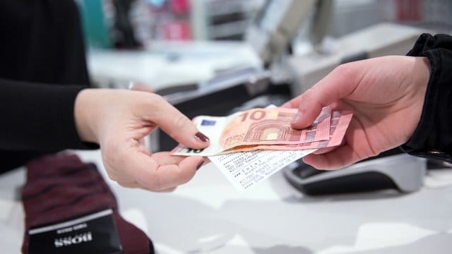 Geld und Quittung: Beim Umtausch mangelfreier Ware sind Verbraucher auf die Kulanz der Händler angewiesen.