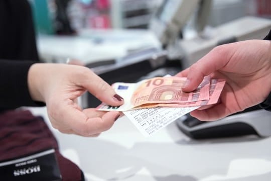 Geld und Quittung: Beim Umtausch mangelfreier Ware sind Verbraucher auf die Kulanz der Händler angewiesen.