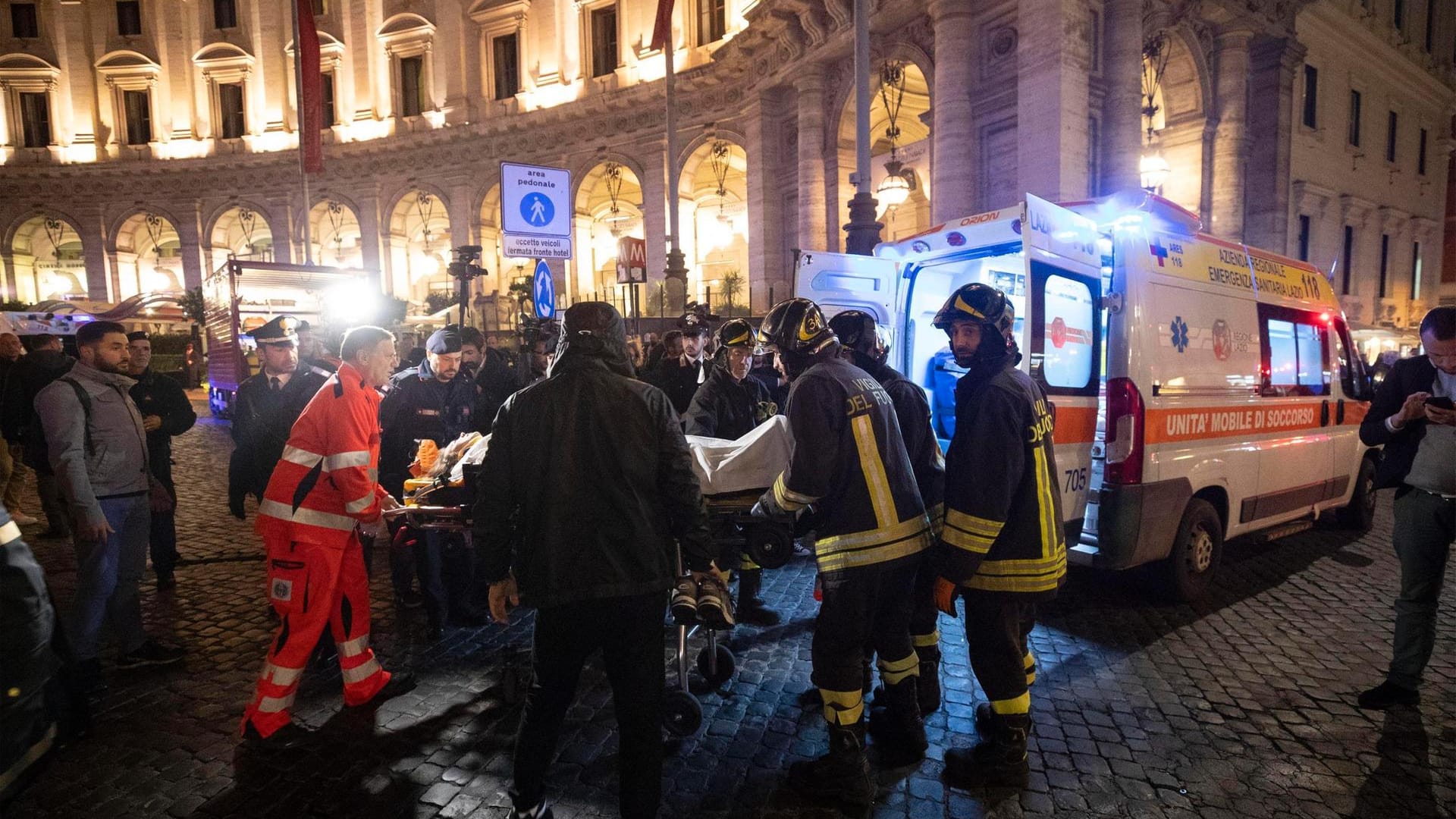 Rettungskräfte tragen eine verletzte Person in einen Krankenwagen: Bei einem folgenschweren Rolltreppen-Unglück in einer römischen U-Bahnstation haben sich 24 Menschen Verletzungen zugezogen. Rettungskräfte tragen eine verletzte Person in einen Krankenwagen: Bei einem folgenschweren Rolltreppen-Unglück in einer römischen U-Bahnstation haben sich 24 Menschen Verletzungen zugezogen.