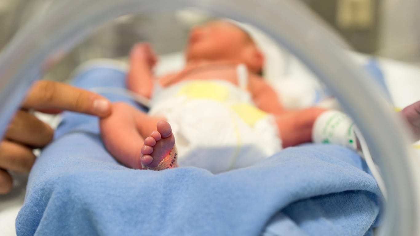 Baby im Krankenhaus: Der Vater des Babys sollte aus dem Kreißsaal abgeschoben werden. (Symbolfoto)